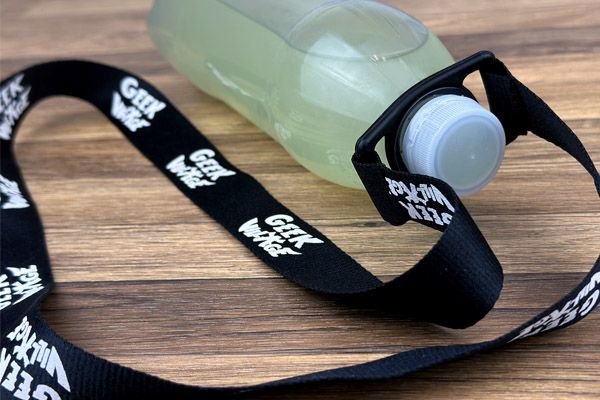 zwarte lanyards met flesjeshouder voor Geek Village